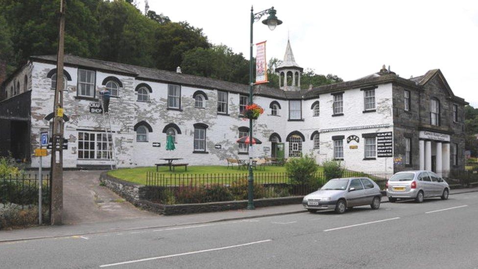 Hen dloty Corwen: Safle'r coleg â gyd sefydlwyd gan Frank Serpico