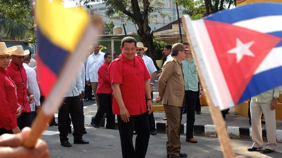 Venezuelan President Hugo Chavez (C-L) and Cuban acting President Raul Castro (C-R) in Santiago de Cuba, 22 December 2007