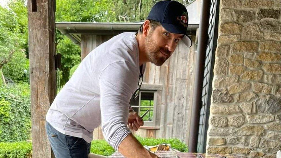 Ryan Reynolds signing the DVD's.