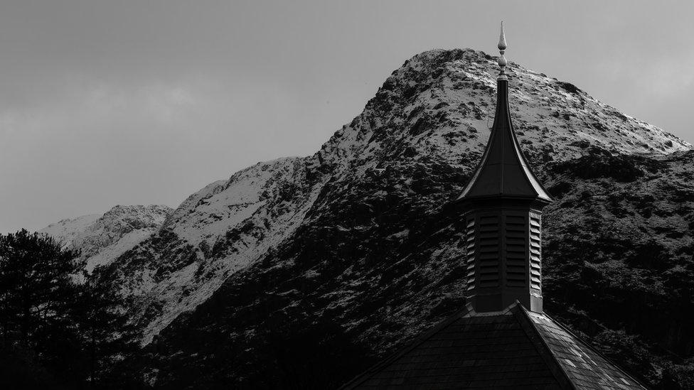 Llun to yr amgueddfa Lechi yn Llanberis gyda Derlwyn yn y cefndir. Eto, wedi cerdded o tŷ, drwy'r coed yn Fachwen i Llanberis gan orffen wrth gerdded yn ôl i Ddeiniolen trwy Dinorwig.