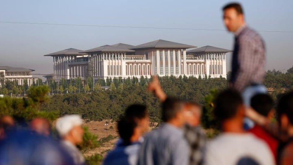 People outside the presidential Palace in Ankara (16 July 2016)