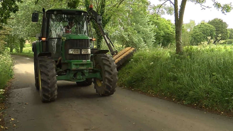 Tractor during branchage