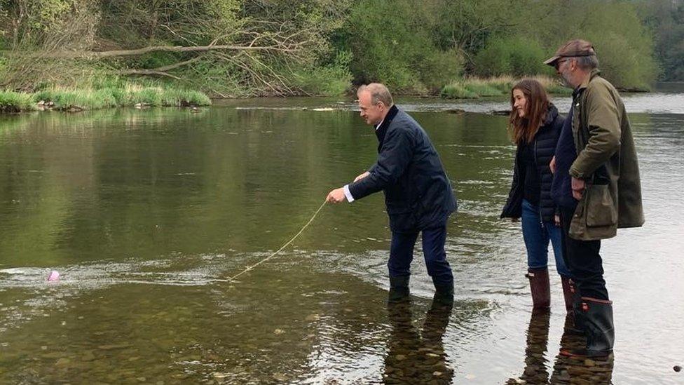 Gwyddonydd yn dangos i Jane Dodds sut i fonitro llygredd yn Afon Gwy