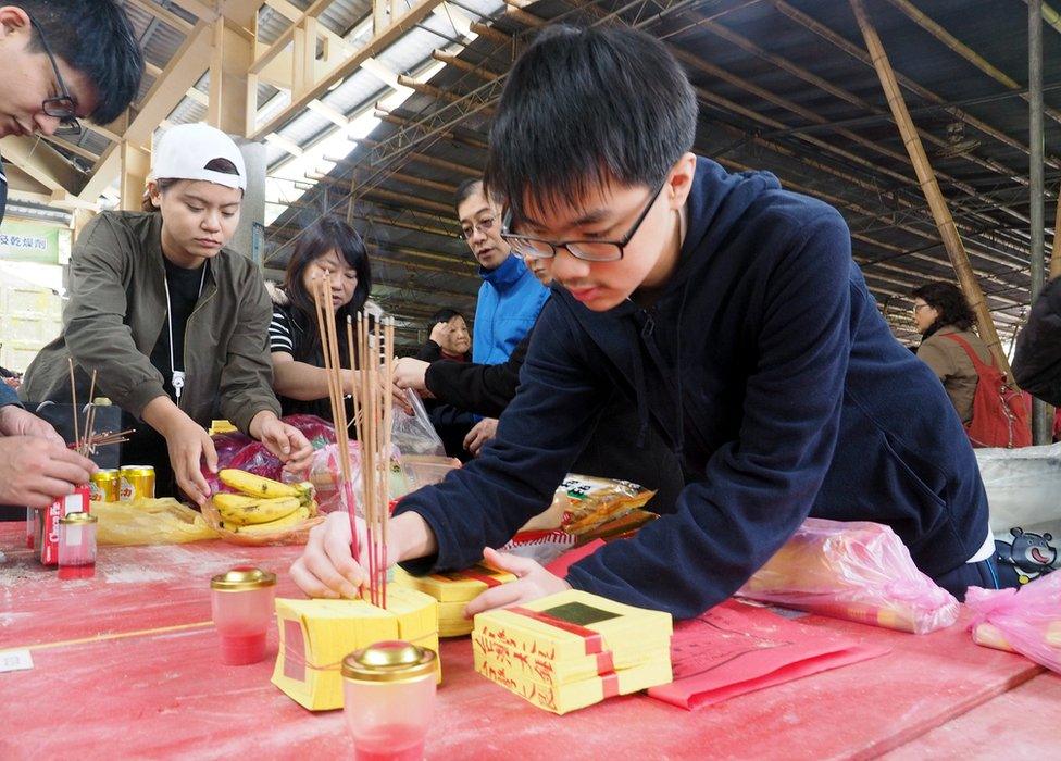 Taiwanese burn incense and make offerings to deceased family members at the Fude Cemetary in Taipei, Taiwan, 1 April 2017, ahead of the 4 April Qingming Festival (Tomb Sweeping Day).