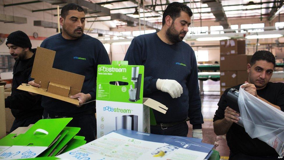 Palestinian workers at a SodaStream factory in the West Bank (30/01/14)