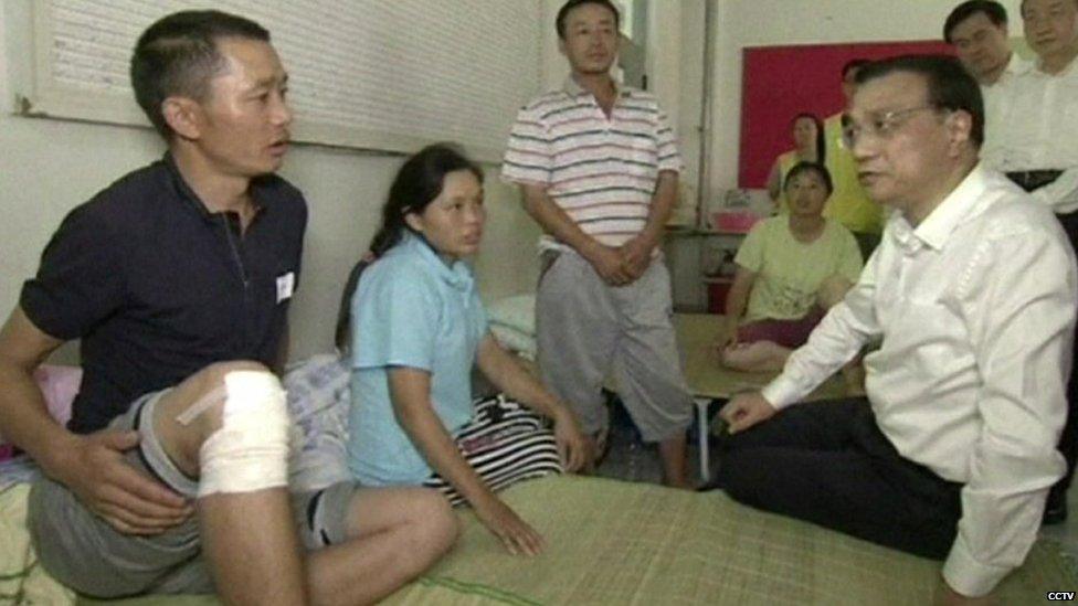 Premier Li Keqiang visits victims at a hospital on 16 August 2015