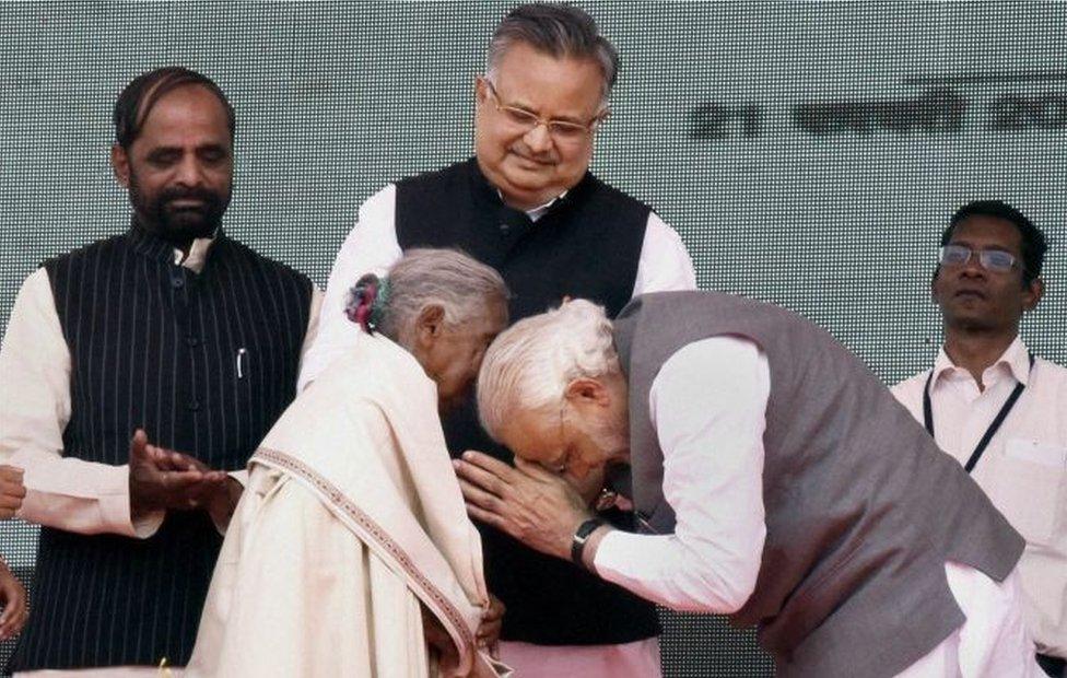 PM Modi bows before Kunwar Bai Yadav