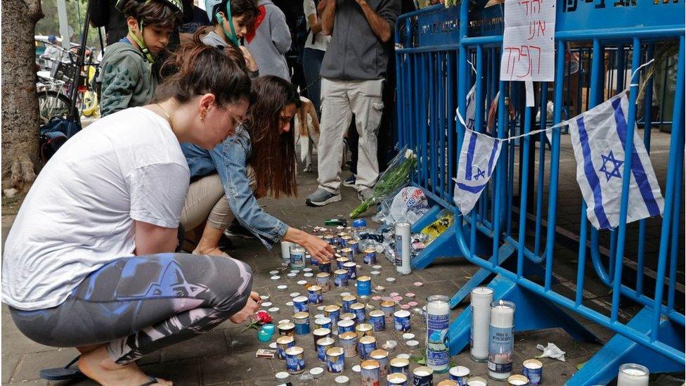 Israelis light memorial candles at scene of attack in Tel Aviv (08/04/22)