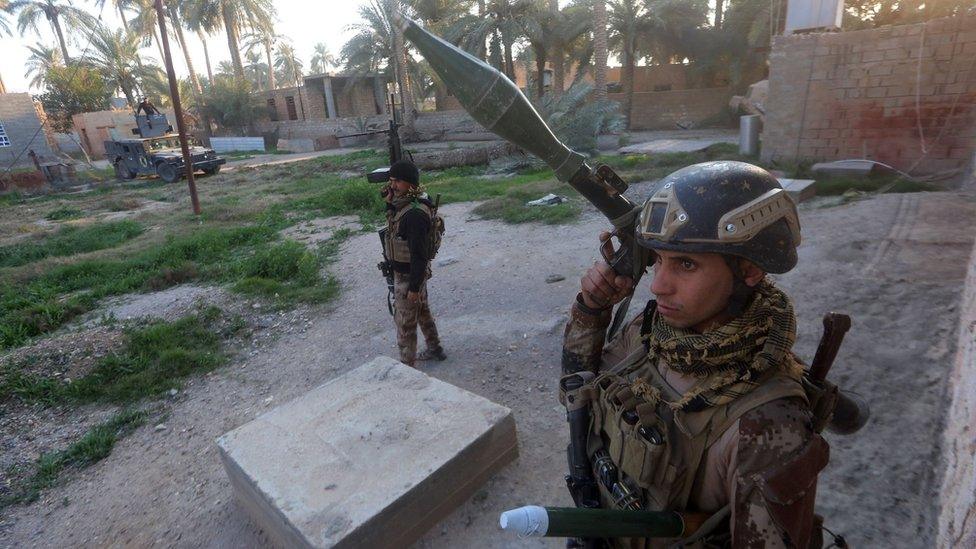 Iraqi army soldiers in Sajariyah area, east of the city of Ramadi (3 February 2016)