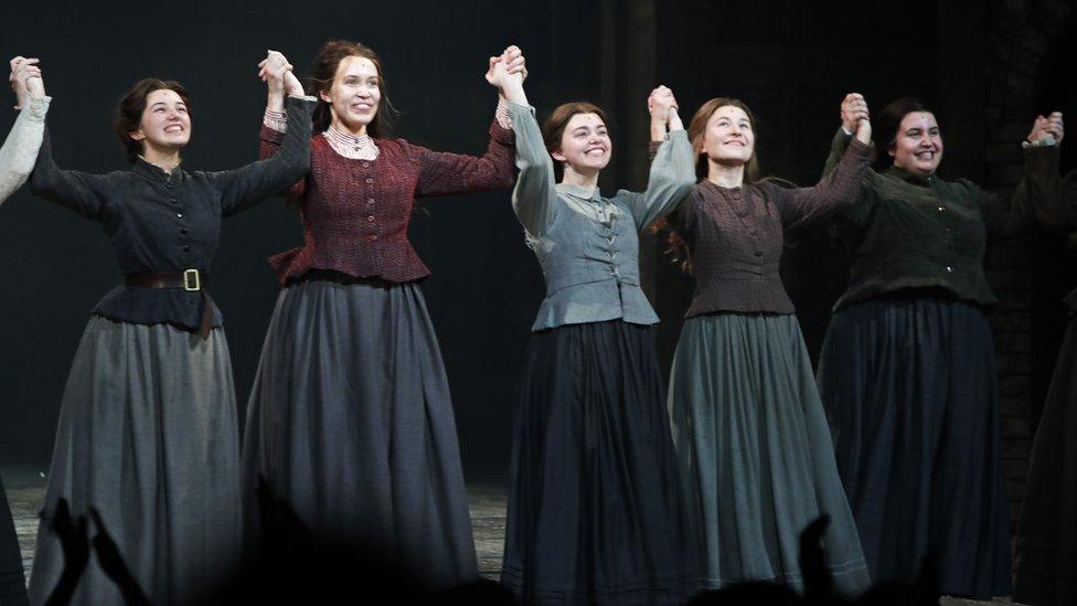 Cast ensemble Les Mis