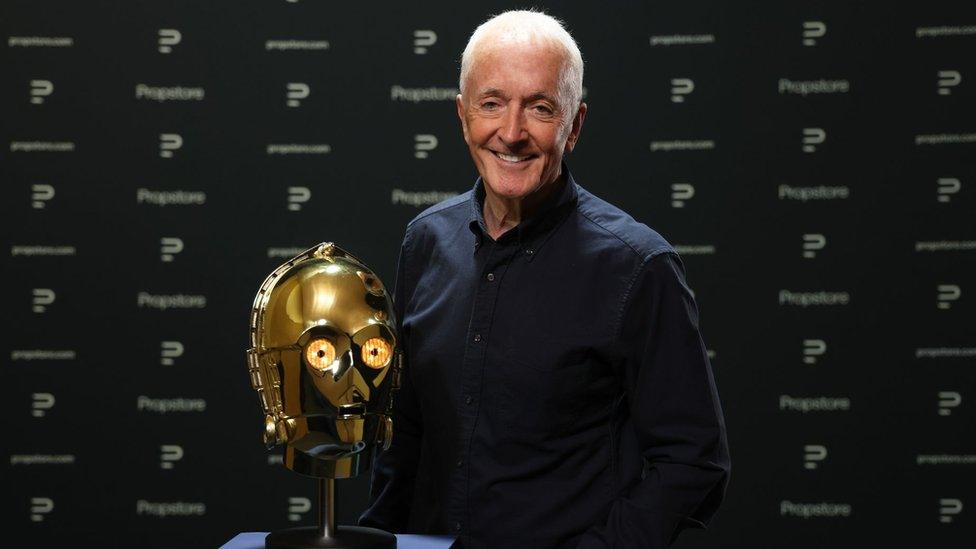 Anthony Daniels with the character's head