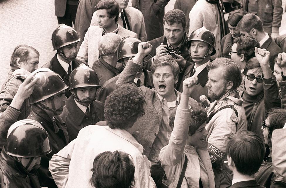 Protestors occupying La Sorbonne