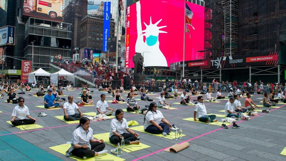 yoga-event-in-times-square