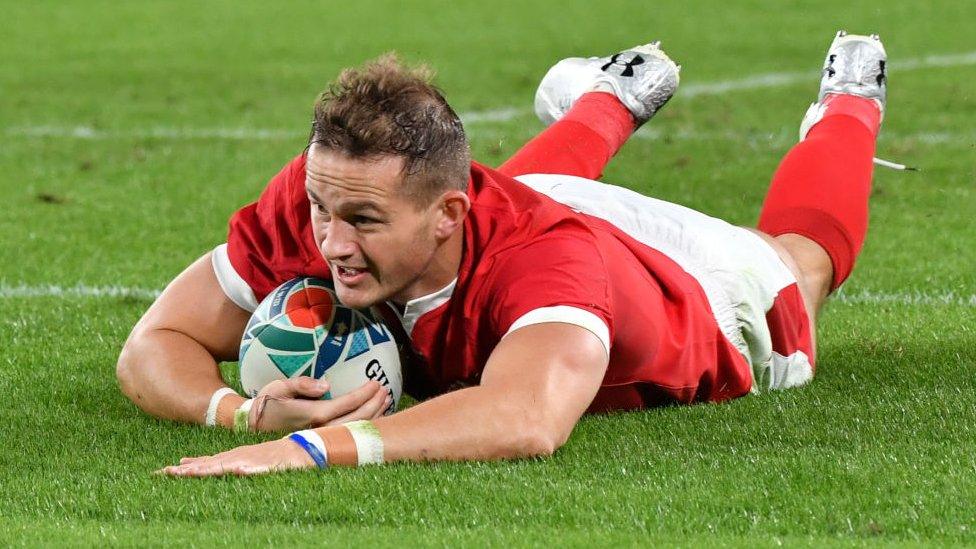 Hallam Amos sgoriodd cais cyntaf Cymru wedi 20 munud