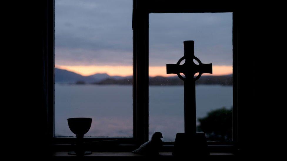 Crois, caileas agus sealladh tro uinneig an Eilean Ì