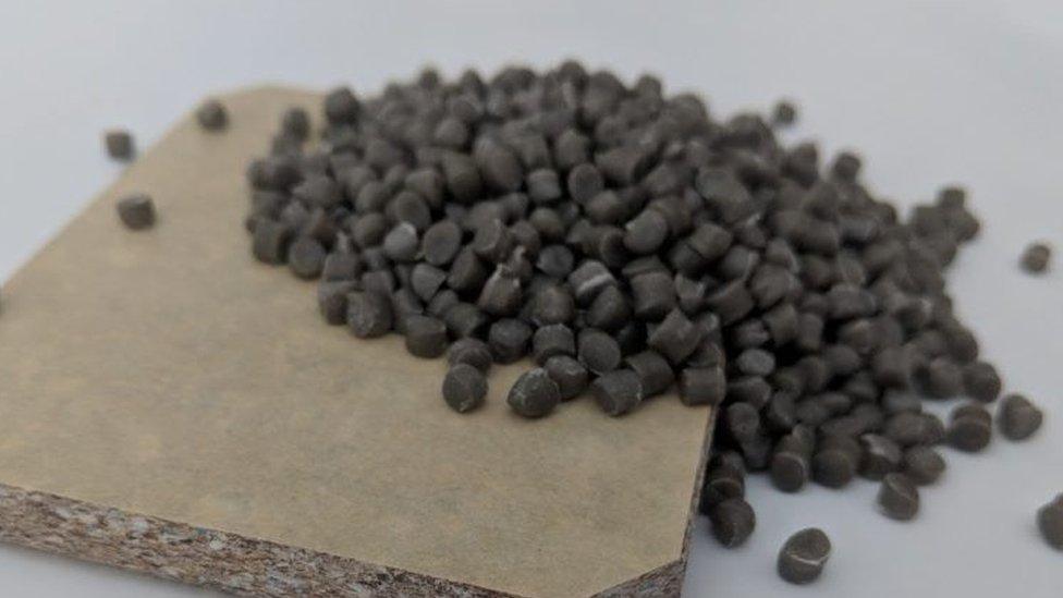 Pellets made of old turbine blades