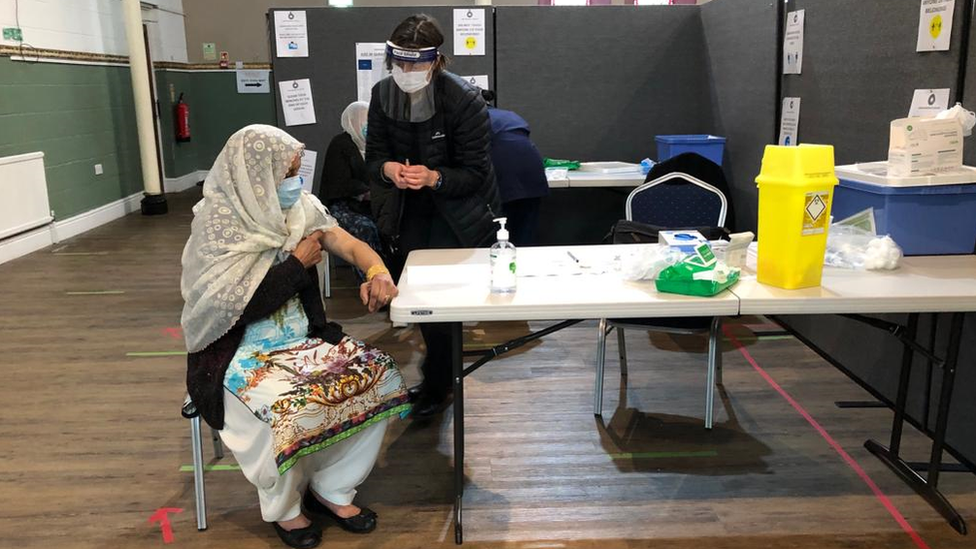 Vaccinations at the mosque