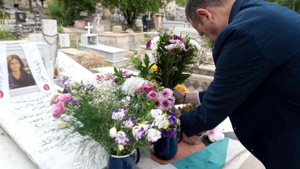 Tony Abu Aqla at Shireen Abu Aqla's grave