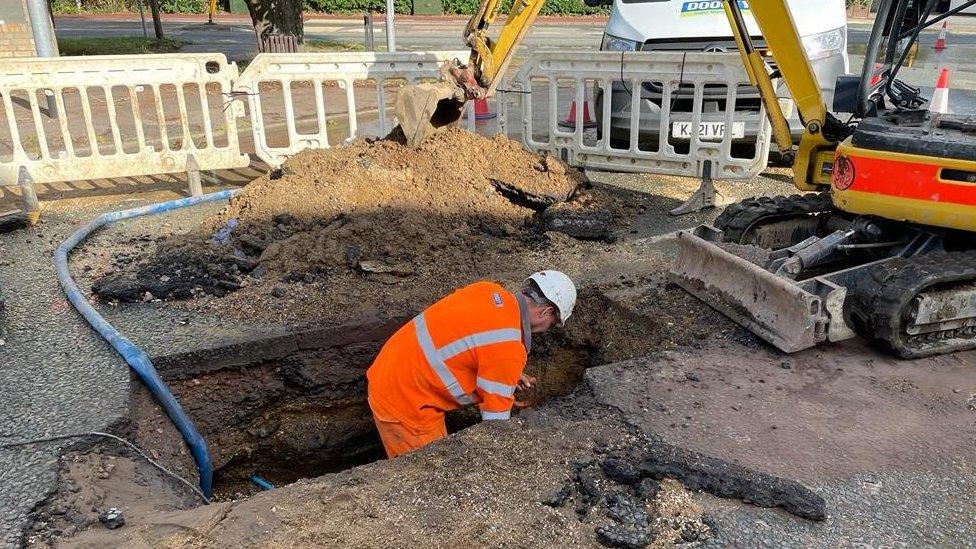 Water worker in a hole in Milton