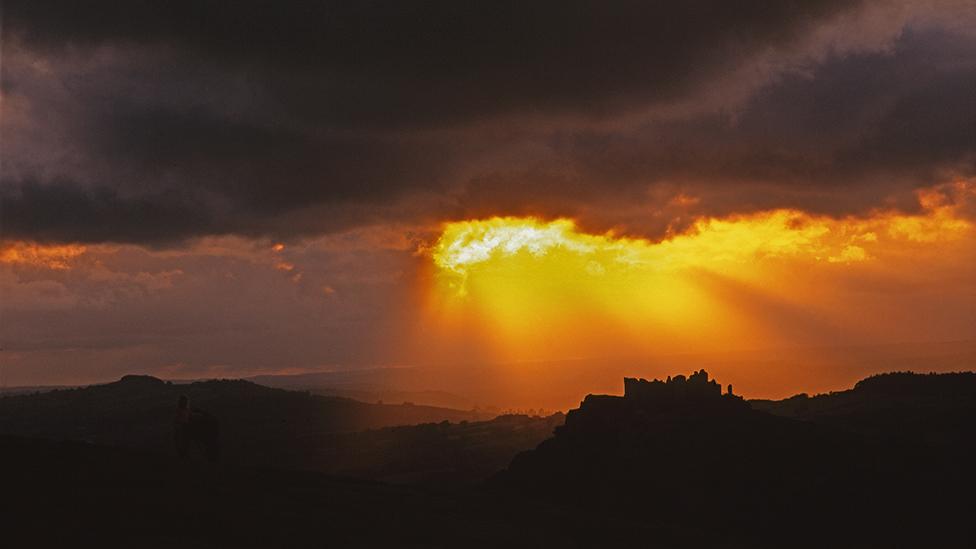 Tywydd dramatig dros Castell Carreg Cennen