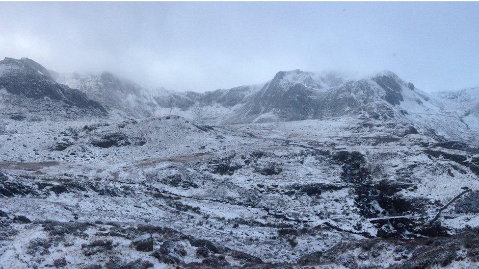 Mae'r cymylau dal yn bygwth dros Gwm Idwal