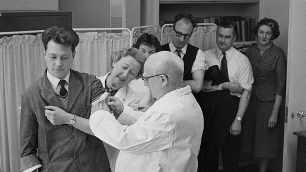 Vaccinations in London during an outbreak in 1959