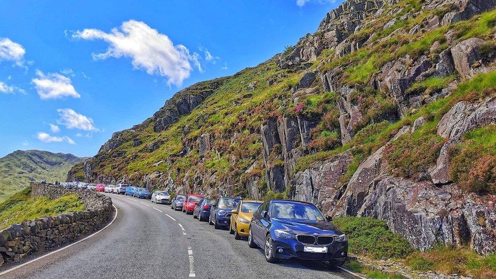 Roedd golygfeydd fel y rhain yn gyffredin yn ardal Pen-y-pass yn ystod y pandemig ger Yr Wyddfa