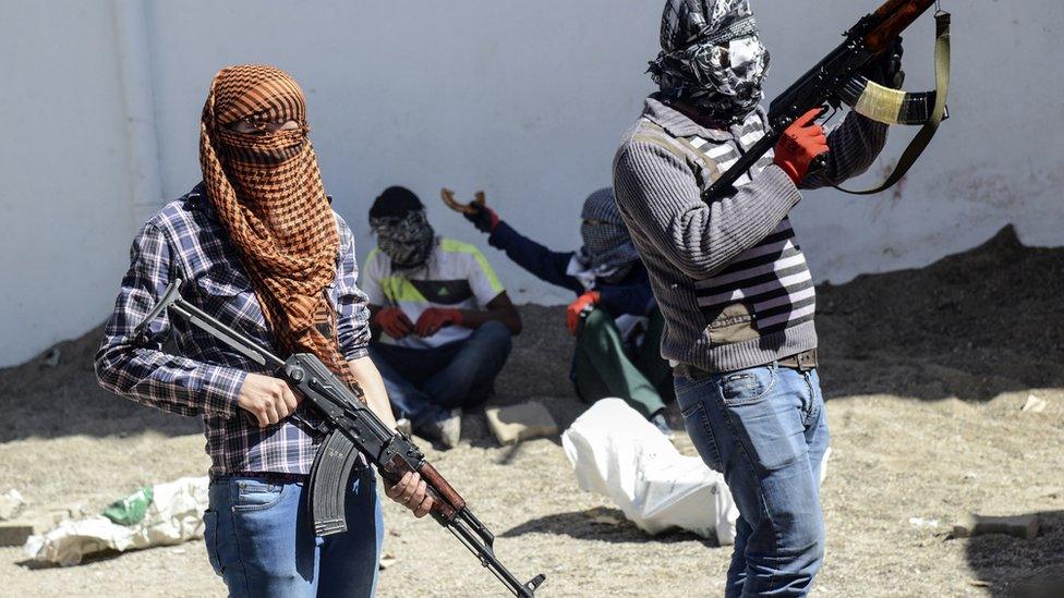 PKK fighters in Diyarbakir, 28 Sep 15