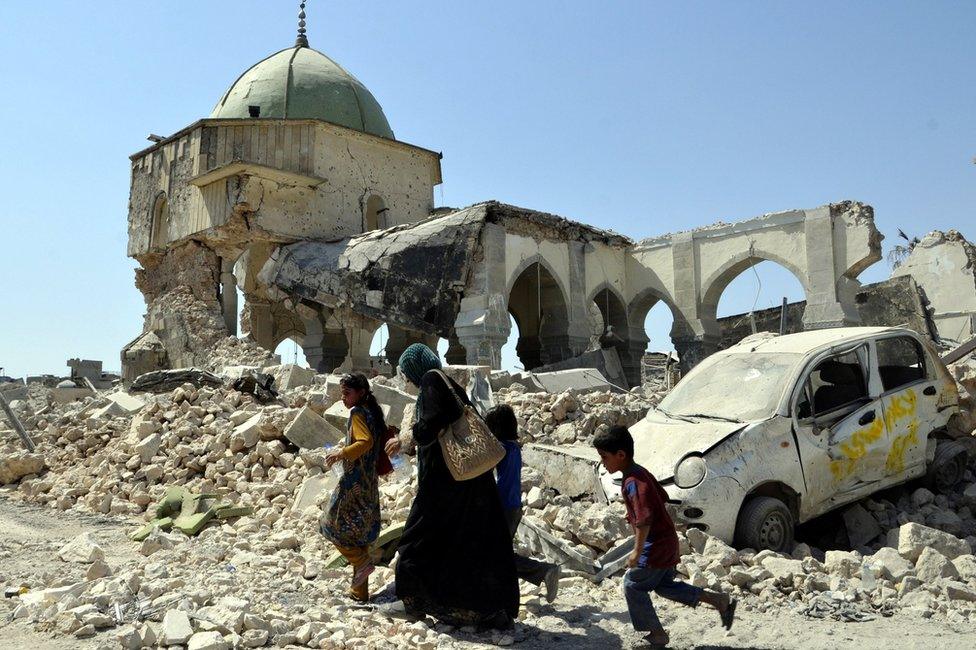 Displaced people flee their houses due to fighting between Iraqi forces and Islamic State militants in Mosul's Old City (5 July 2017)