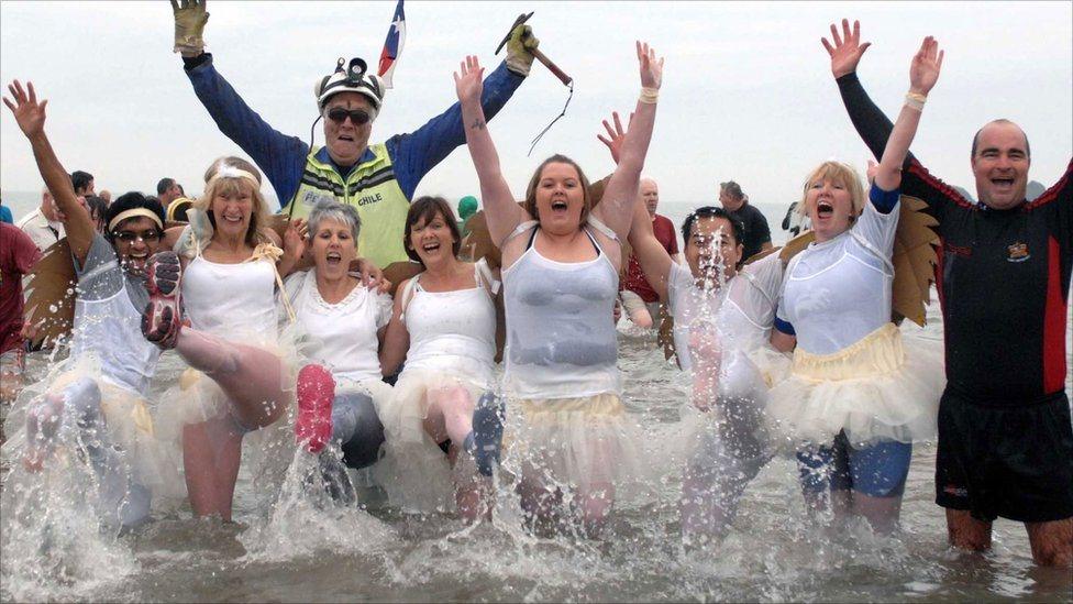 "Brrr! mae hi'n oer!" Mae ymdrochi yn y môr yn un o draddodiadau Dydd Calan Saundersfoot yn Sir Benfro