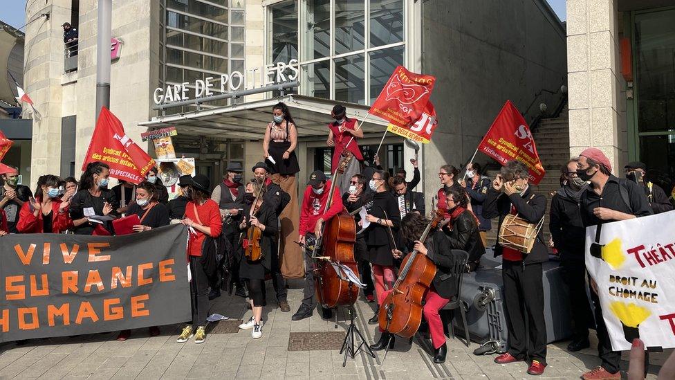 Protesters outside Poitiers station