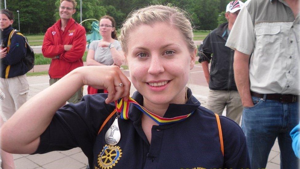 Siwan Davies gyda'i medal arian 2009