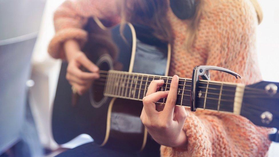 girl-playing-guitar.