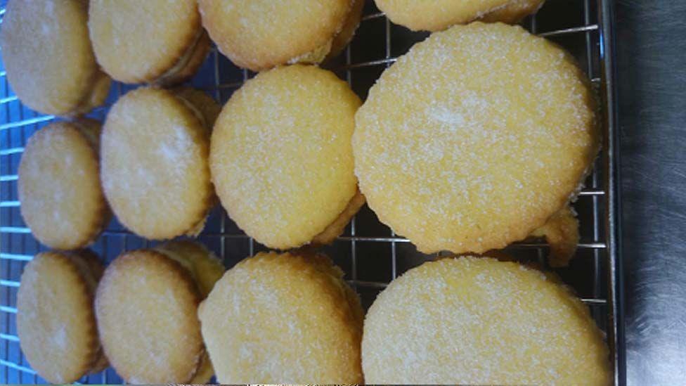 Tosset biscuits on a wire rack