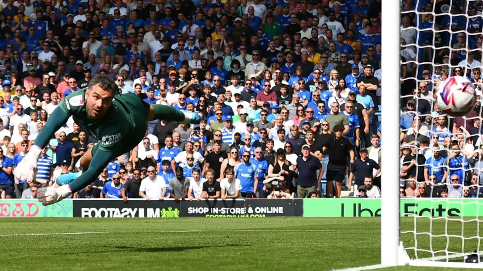 Long-serving Luton Town goalkeeper James Shea has signed a new contract until the end of the 26/27 campaign