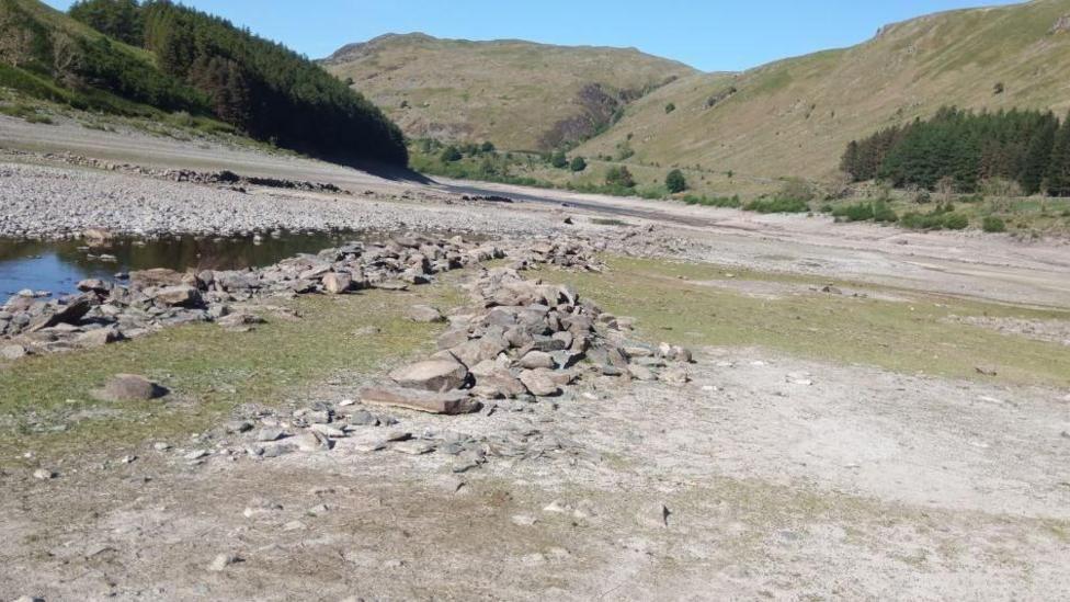 Stones on the dry bed of the reservoir