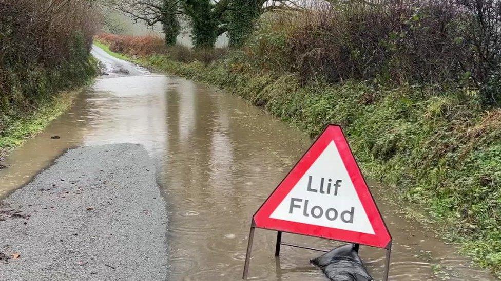 Y ffordd rhwng Llandysul a Chapel Dewi fore Mawrth