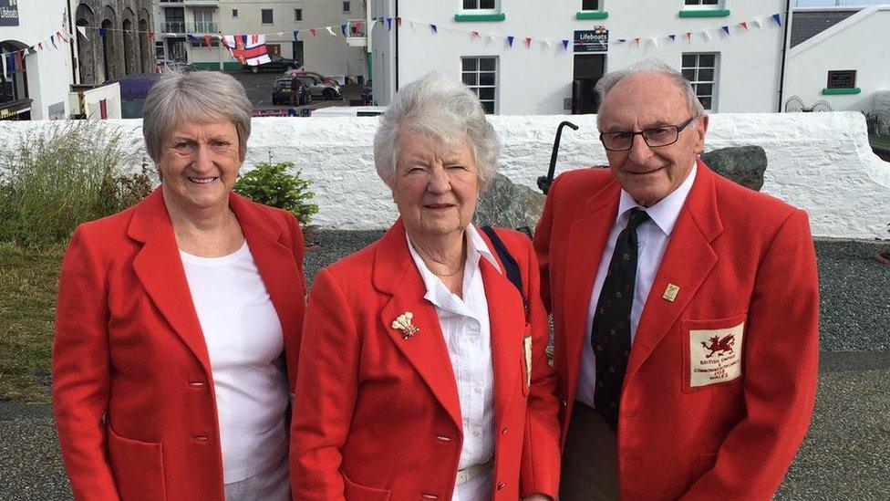 Beryl Jones, Gwyneth Barnwell a Dr Dewi Roberts, tri o gystadleuwyr 1958, yn ystod trosglwyddo'r baton yng Nghaergybi