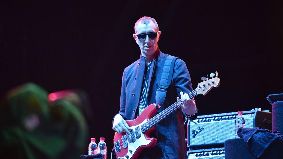 Pino Palladino ar y llwyfan