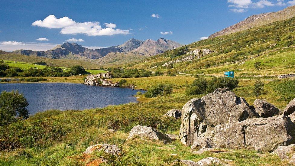 Yr olygfa eiconig o Lynnau Mymbyr a Phedol Yr Wyddfa