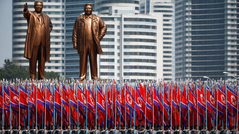 North Korean soldiers in front of statues of Kim Il-sung and Kim Jong-il