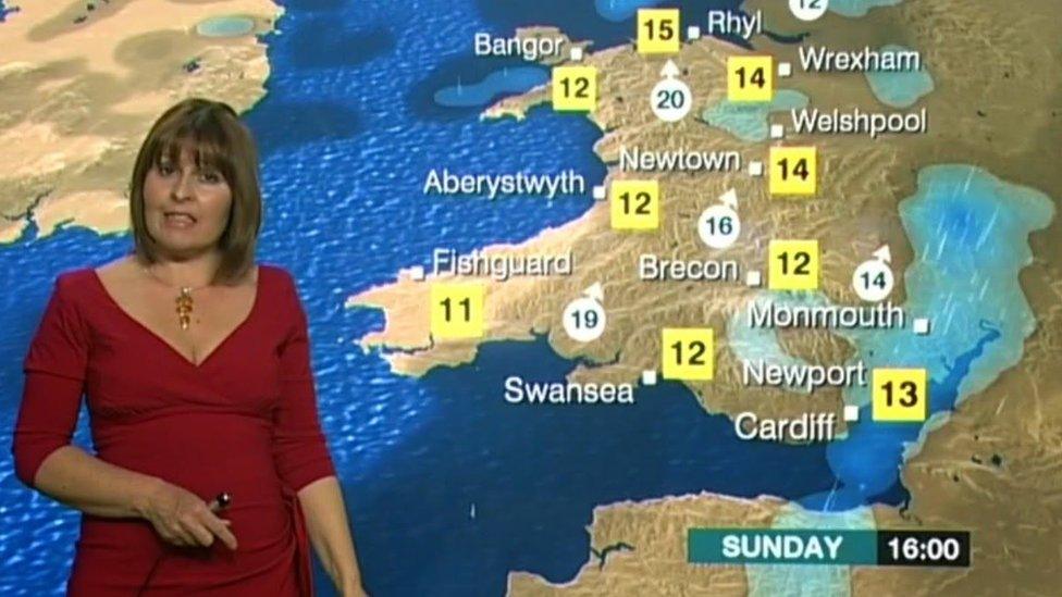 Mae Rhian wedi arfer darogan y glaw, ond pryd gawn ni eira?