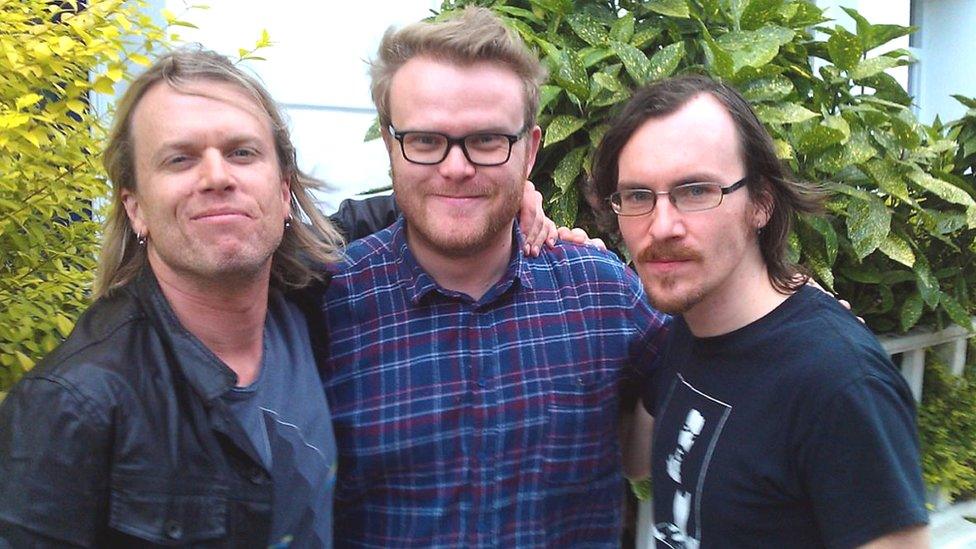 Y brodyr Peredur a Rheinallt gyda Huw Stephens rhai blynyddoedd yn ôl