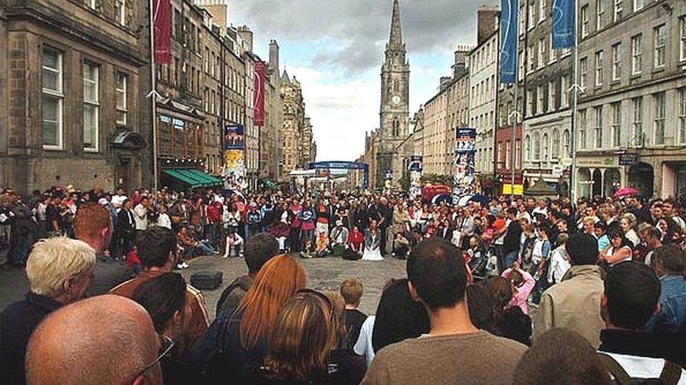 Edinburgh Fringe busker