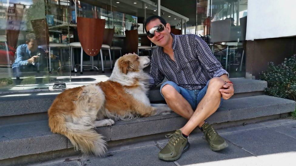 Fernando Kushner pets Choco