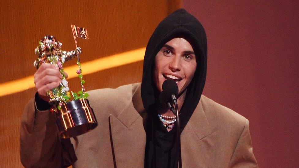 justin-bieber-accepts-his-award