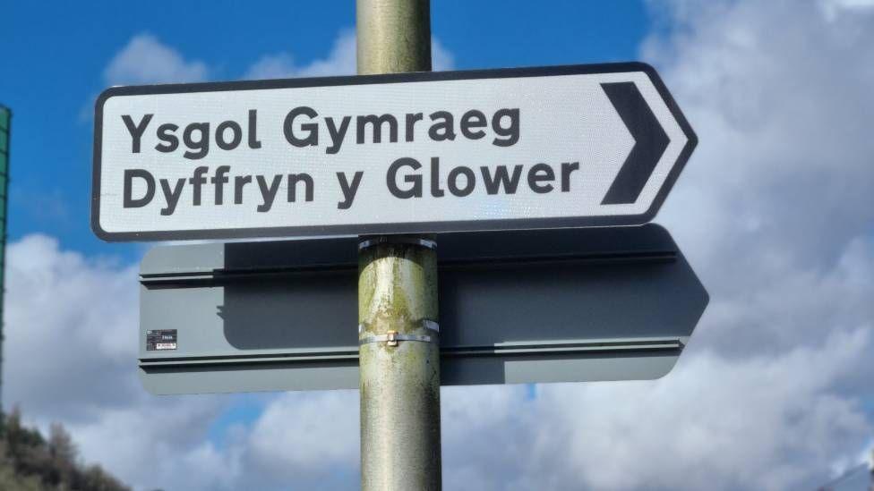 A sign reading "Ysgol Gymraeg Dyffryn y Glower" 