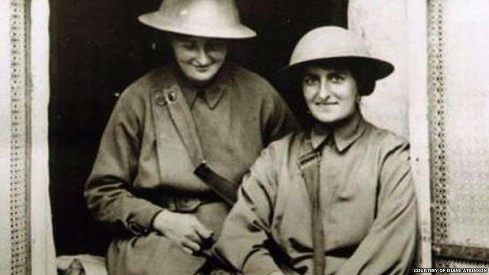 Mairi Chisholm (l) and Elsie Knocker (r)