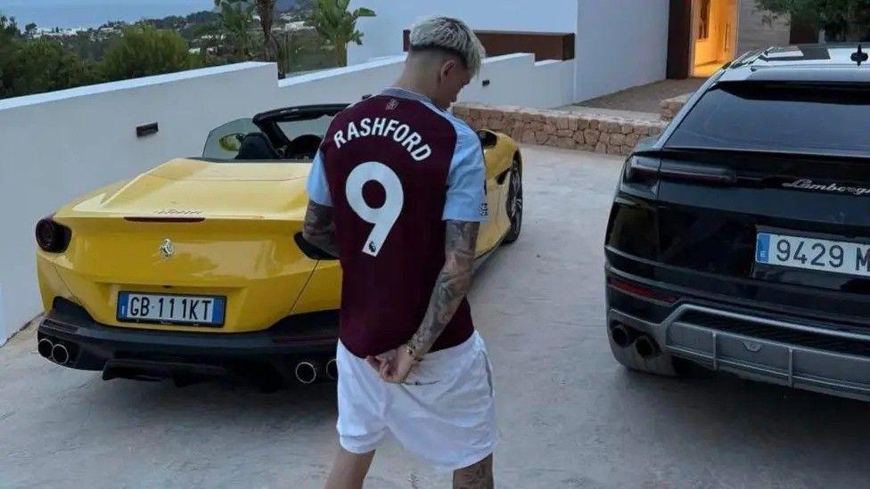 Alejandro Garnacho in an Aston Villa shirt with Marcus Rashford on the back