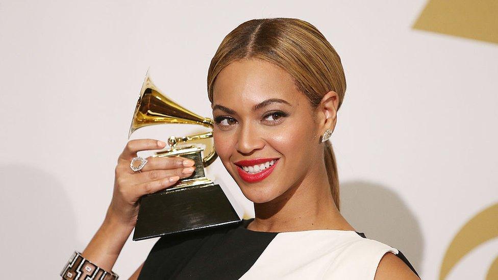 beyonce-holding-grammy.